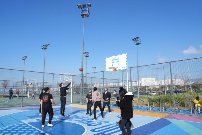 AK Parti adayı gençlerle basketbol oynadı: “Karşıyaka’ya daha genç bir vizyon katacağız”