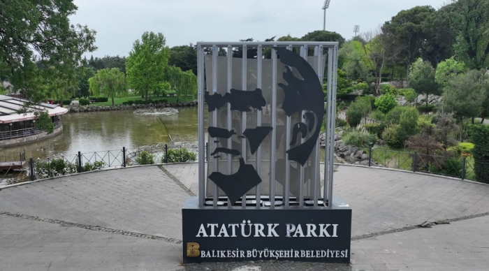 Balıkesir Büyükşehir Belediyesi, Atatürk Parkı'nı Pırıl Pırıl Tutuyor